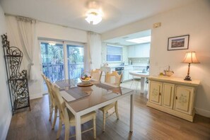 Dining - Large & Comfy Beach Apartment with Screened Patio (West Palm Beach)