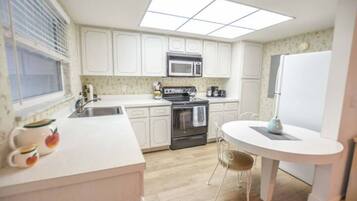 Jääkaappi, mikroaaltouuni, uuni, liesi