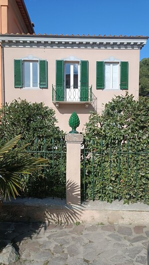 Exterior detail - Ancient villa of Grand Duke Leopold II 🐎🦮🏰 (Vicopisano)