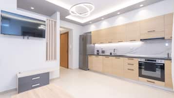 Frigorífico, horno, cafetera o tetera y hervidor eléctrico