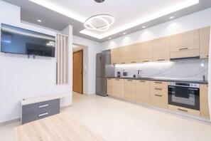 Kühlschrank, Ofen, Wasserkocher mit Kaffee-/Teezubehör, Wasserkocher