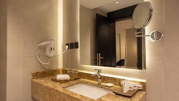 Een douche, pantoffels, handdoeken