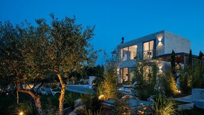 A modern house with a pool, surrounded by trees and plants. - BRAND NEW Lux Villa*Private Heated SaltyPool*BBQ*SeaView (Daratsos)