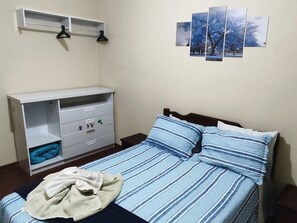 3 bedrooms, desk, iron/ironing board, free WiFi