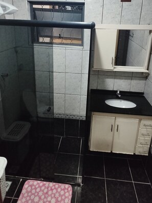 Regadera, secadora de cabello, toallas 