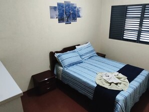 3 bedrooms, desk, iron/ironing board, free WiFi