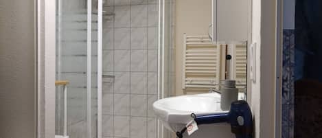 Douche, séchoir à cheveux, serviettes fournies, savon
