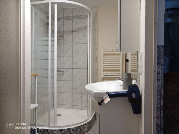 Dusche, Haartrockner, Handtücher, Seife