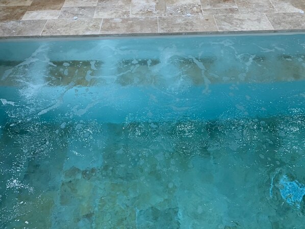 Een binnenzwembad en een verwarmd zwembad