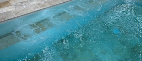 Piscina coperta, una piscina riscaldata