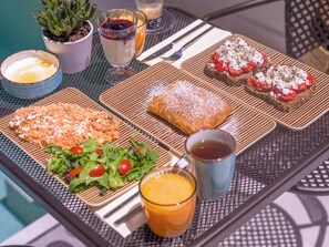 Ein Tisch mit verschiedenen Speisen, darunter Brot, Salat und Getränke.