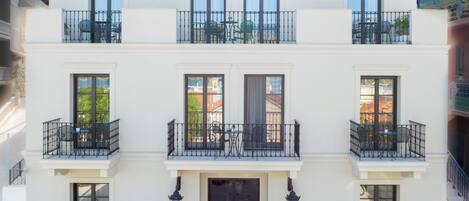 Deluxe Suite, City View | Street view