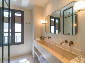 Deluxe Suite, Sea View | Bathroom | Shower, designer toiletries, hair dryer, bathrobes - Argostoli Essence Suites (Kefalonia)