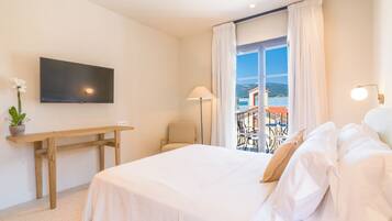 Egyptian cotton sheets, premium bedding, down duvets, minibar