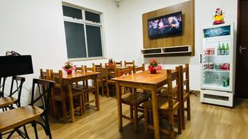 Café da manhã com buffet grátis todos os dias