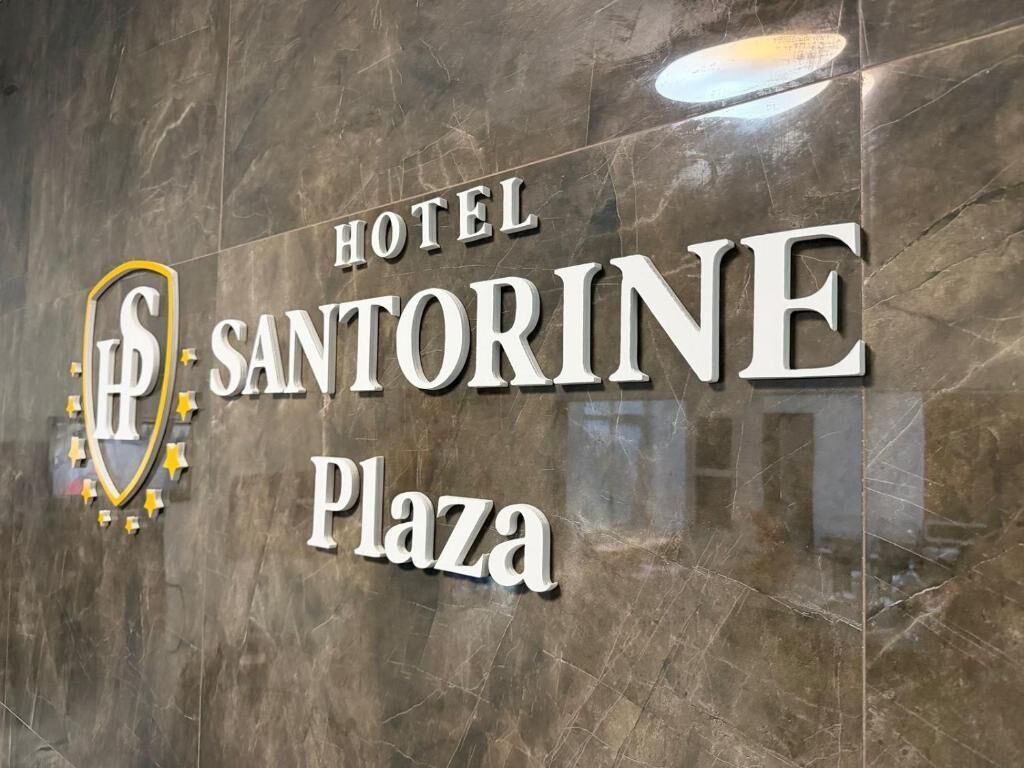 Skilt for Hotel Santorine Plaza med logo og tydelig navneskilt.