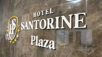 Skilt for Hotel Santorine Plaza med logo og tydelig navneskilt.
