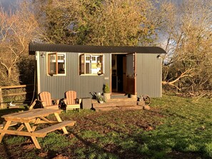 Exterior - Luxury heated shepherd's hut in field location. (Yate)