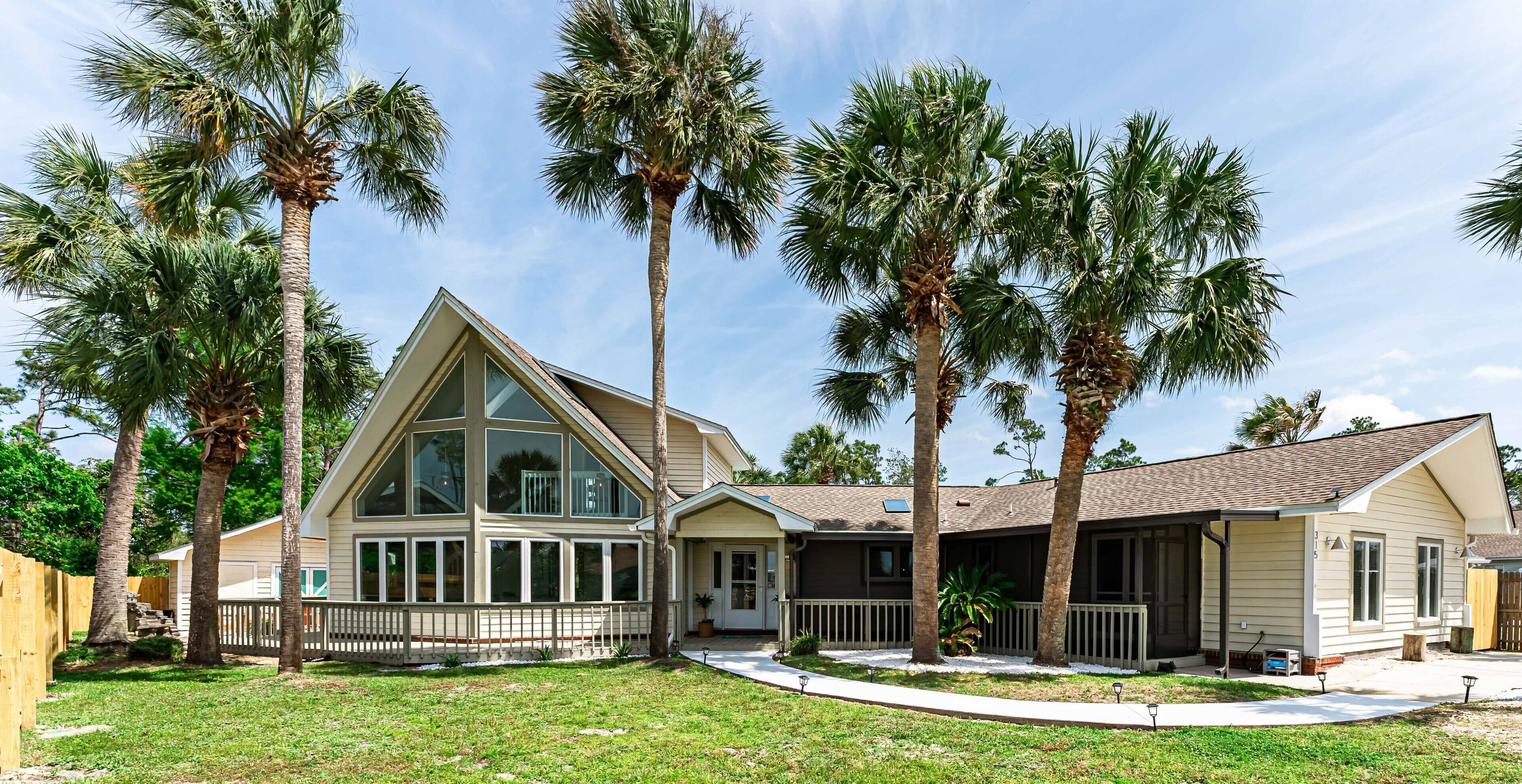 Private heated pool+sauna, 2 blocks to beach, game room, golf cart, dogs welcome