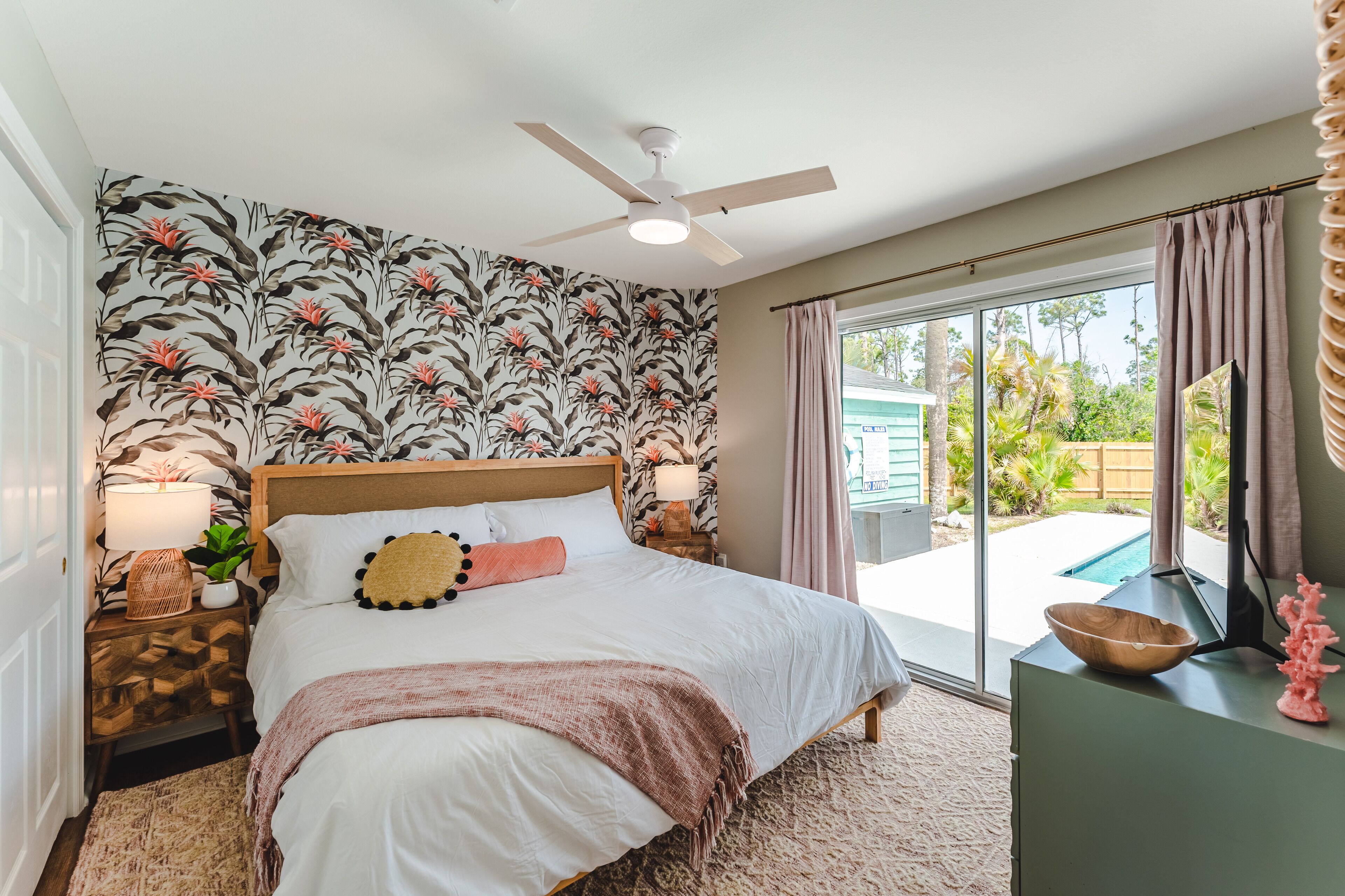 Private heated pool+sauna, 2 blocks to beach, game room, golf cart, dogs welcome