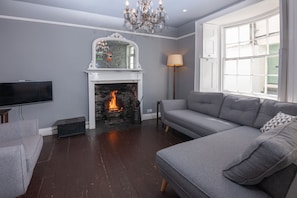 TV, fireplace