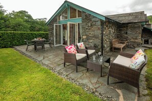 Outdoor dining - Overbeck, Ambleside - Two Bedroom Cottage, Sleeps 4 (Ambleside)