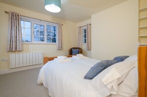4 bedrooms, iron/ironing board, WiFi, bed sheets - Thrang Close, Chapel Stile (Chapel Stile)
