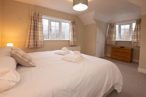 4 bedrooms, iron/ironing board, WiFi, bed sheets