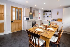Dishwasher, dining tables - Juniper Grasmere - Juniper Cottage, Grasmere (Grasmere)