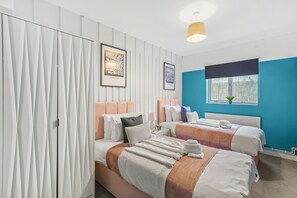 2 bedrooms, iron/ironing board, internet, bed sheets