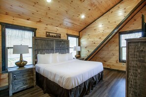 5 soverom, skrivebord, strykejern/-brett og reiseseng for barn