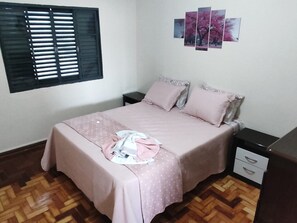 2 bedrooms, desk, iron/ironing board, free WiFi - Top floor apartment - 2 bedrooms and 1 parking space (Poços de Caldas)