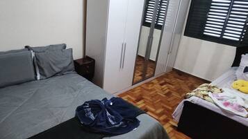 2 quartos, escrivaninha, ferros/tábuas de passar roupa