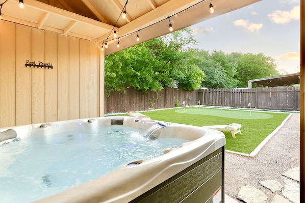 Outdoor spa tub