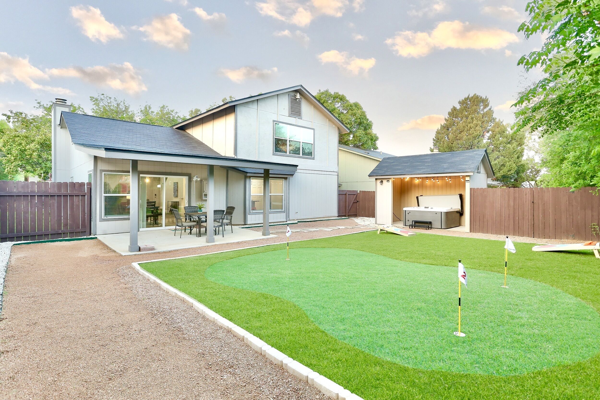 New ! Stylish House with Hot Tub & MiniGolf & GameRoom by SixFlags SeaWord UTSA