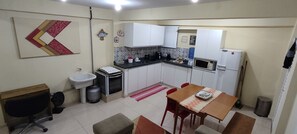 Fridge, microwave, oven, stovetop - Cozy studio in Poços. (Poços de Caldas)
