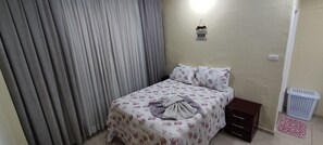 1 quarto, escrivaninha, ferros/tábuas de passar roupa, Wi-Fi de cortesia