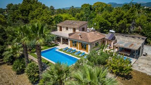 A two-story house with a swimming pool and a covered outdoor area. - Mallorquin Finca piscina CA'S SOLLERICH en Mallorca (Inca)