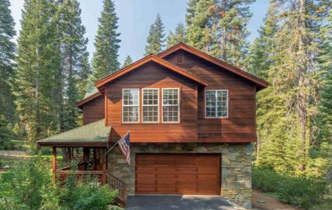 Dog-friendly wilderness retreat with a hot tub, grill, two fireplaces, & W/D