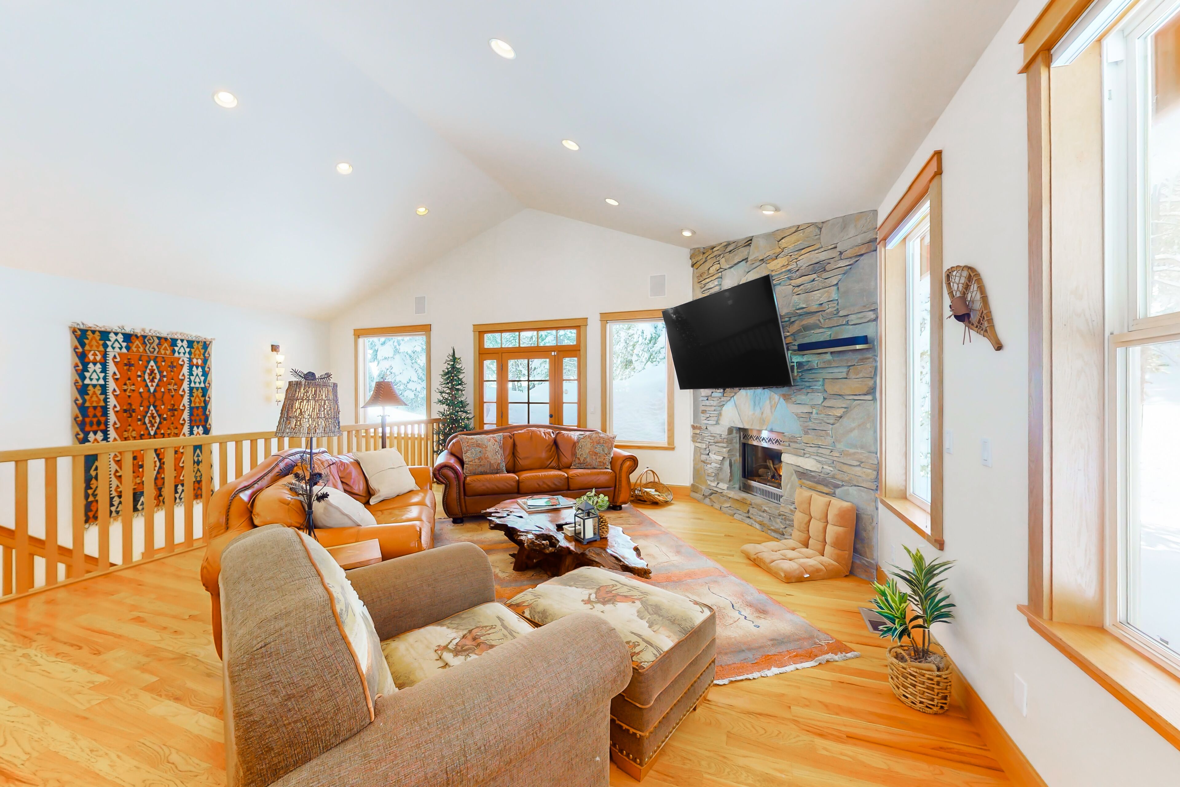 Dog-friendly wilderness retreat with a hot tub, grill, two fireplaces, & W/D