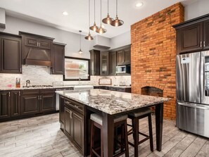 Refrigerador, microondas, lavavajillas y cafetera y tetera 