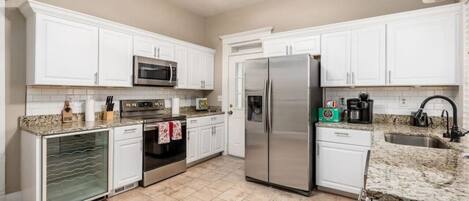 Micro-ondes, four, lave-vaisselle, cafetière/bouilloire