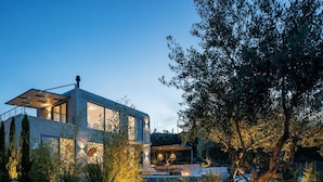 A modern house with a large balcony, a swimming pool, and a well-lit garden area. - NEW Lux Villa*Heated SaltyPool*BBQ*SeaView*Garden (Chania)