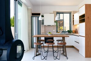 Réfrigérateur, four à micro-ondes, un four, surface de cuisson