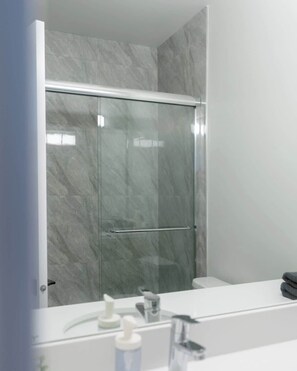 Regadera, secadora de cabello, toallas, jabón 