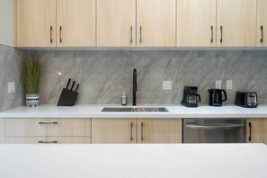 Fridge, microwave, oven, stovetop - The Retreat Suite + Free Parking (Surrey)