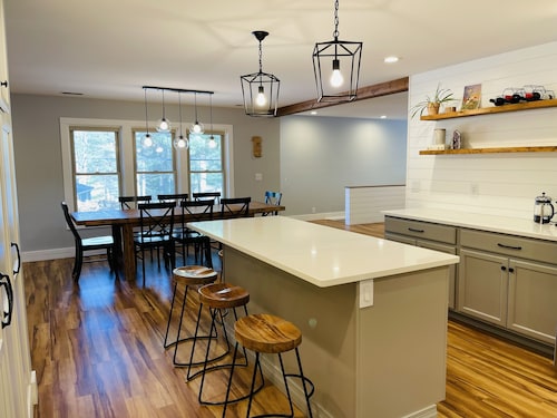 *** Newly Listed Lake House! Sleeps up to 12. Large sandy beach & swim area ***