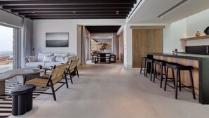 Un intérieur moderne comprenant un coin repas, une cuisine et un espace de vie.