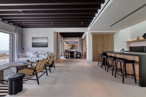 Een modern interieur met een eetgedeelte, keuken en woonruimte.