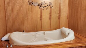 Spa - The home is lakefront, perfect! From the roadside, it's nearly impossible to see (Bonham)